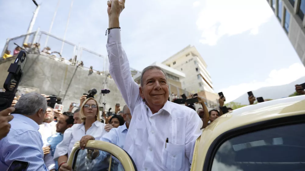 FILED - 28 July 2024, Venezuela, Caracas: The presidential candidate of the Venezuelan opposition, Edmundo Gonzalez Urrutia, arrives at the Santo Tomas de Villanueva school to cast his vote during the presidential elections. Opposition candidate Edmundo Gonzalez has left Venezuela for Spain six weeks after a disputed presidential election marred by accusations of widespread voter fraud and repression. Photo: Jeampier Arguinzones/dpa