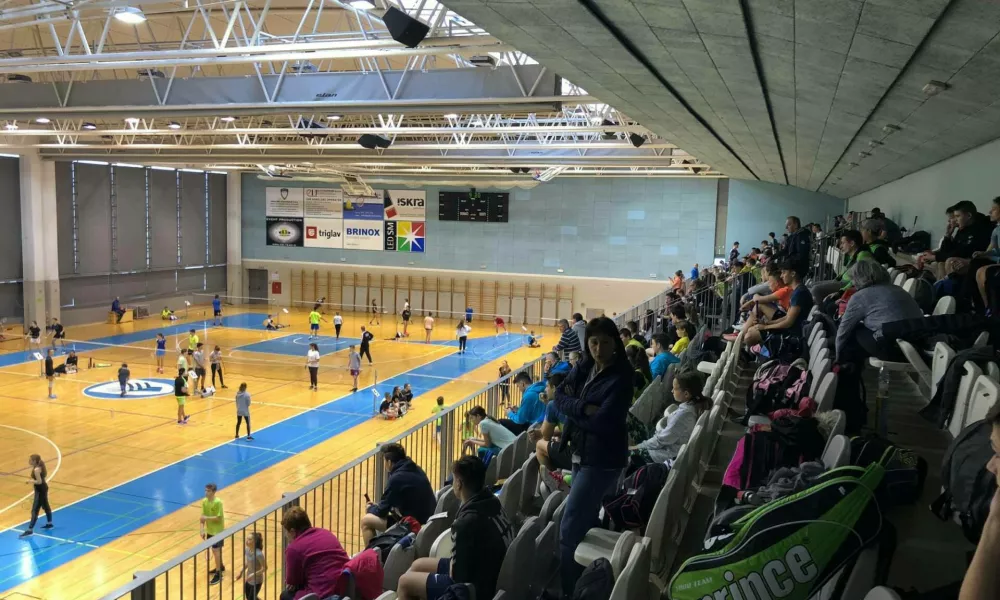 Namesto športnega živžava bo v dvorani vsaj do ponedeljka odmeval hrup delovnih strojev. Foto: Arhiv Športne dvorane Medvode