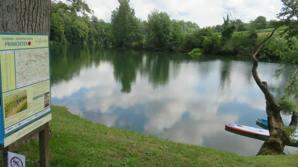 Ob našem obisku je kopališče na idiličnem Primostku samevalo. Na tabli še vedno visi opozorilo o odsvetovanem kopanju. 