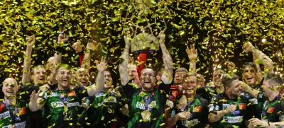 Handball - EHF FINAL4 Men's Handball Champions League Finals - Final - SC Magdeburg v Barlinek Industria Kielce - Lanxess Arena, Cologne, Germany - June 18, 2023 SC Magdeburg's Christian O'Sullivan lifts the trophy with teammates after winning the final REUTERS/Thilo Schmuelgen - UP1EJ6I1GD3IE