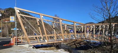 Slovenj Gradec, ob reki Mislinji.Novi kolesarski most, eden od skupno treh, ki so se izkazali za neustrezne in jih bodo porusili ter zgradili nove.