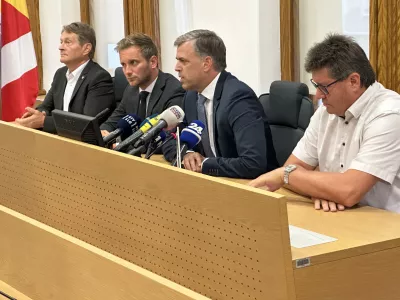 Novo mesto, Mestna obcina Novo mesto.Novinarska konferenca stirih zupanov o romski tematiki.Zupan obcine Crnomelj Andrej Kavsek, podzupan obcine Kocevje Gregor Kosir, zupan MO Novo Mesto Gregor Macedoni in zupan obcine Brezice Ivan Molan.