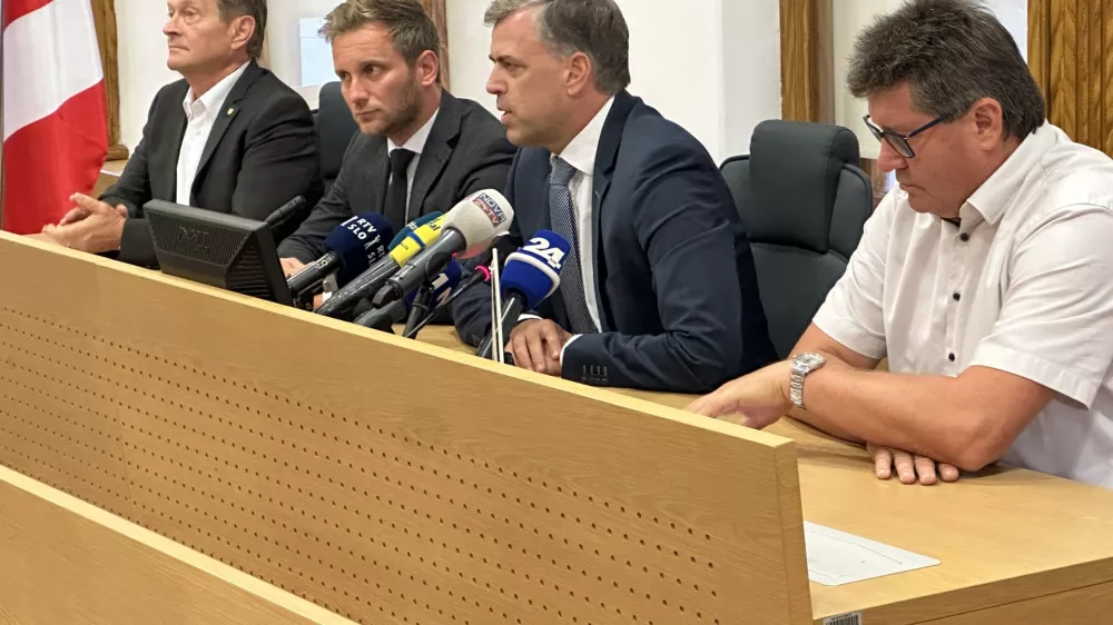 Novo mesto, Mestna obcina Novo mesto.Novinarska konferenca stirih zupanov o romski tematiki.Zupan obcine Crnomelj Andrej Kavsek, podzupan obcine Kocevje Gregor Kosir, zupan MO Novo Mesto Gregor Macedoni in zupan obcine Brezice Ivan Molan.