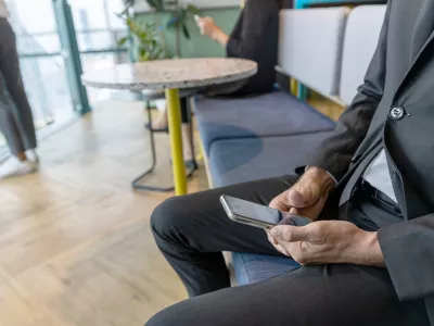 Hand of a manager is using tablet drafting his business plan on a table. Young office worker applies digital tool and application for his startup business to save cost and make resource efficient / Foto: Ronnakorn Triraganon