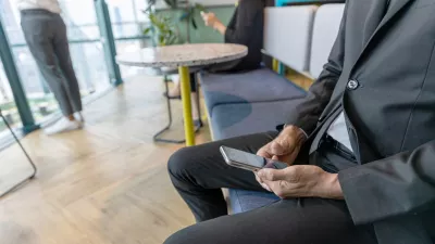 Hand of a manager is using tablet drafting his business plan on a table. Young office worker applies digital tool and application for his startup business to save cost and make resource efficient / Foto: Ronnakorn Triraganon