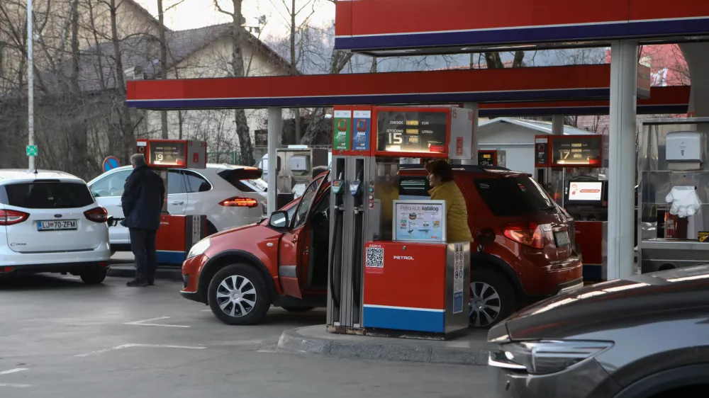 ﻿Bencinski servis Petrol - Šmartinska cesta v Ljubljani.- 07.03.2022 - podražitev pogonskih goriv v Sloveniji - gneča na bencinskih črpalkah - liter bencina dražji za deset centov, liter dizla dražji za dvajset centov - kolona vozil. //FOTO: Luka Cjuha