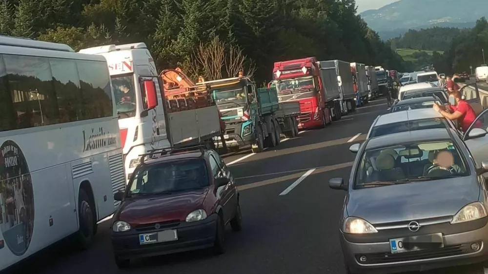 Ob vzpostavitvi varnostnega pasu pa je znova prišlo do nevarnega početja udeležencev v prometu. Poleg sprehajanja po cestišču Zavod Reševalni pas poroča tudi o obračanju vozil in okoriščanju z reševalnim pasom. 