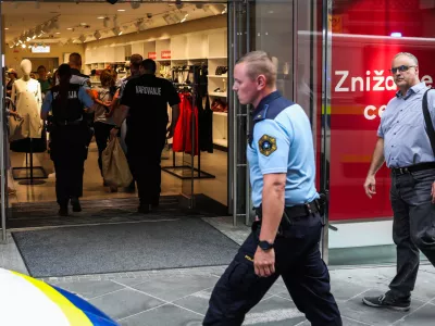 - Policija, policijski postopek, varovanje, varnostnik.- 10.07.2024. - Aretacija, verjetno zaradi tatvine, na Čopovi ulici, pred trgovino H&M v Ljubljani.//FOTO: Bojan Velikonja