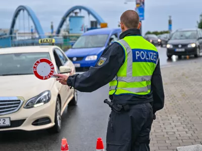 Glede tega, ali širitev nadzorov na notranjih schengenskih mejah na vse države pomeni kršitev schengenskega zakonika, se danes v evropski komisiji še niso želeli opredeliti. Uvedba nadzora na notranjih mejah mora biti zgolj zadnji ukrep. Foto: DPA