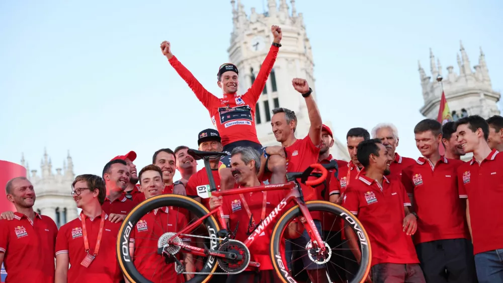 Cycling - Vuelta a Espana - Stage 21 - Madrid to Madrid - Spain - September 8, 2024 Red Bull - Bora - Hansgrohe's Primoz Roglic celebrates with his team and bike after winning the Vuelta a Espana REUTERS/Isabel Infantes