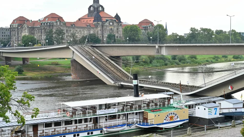 View of the broken part of the Carola Bridge (Carolabruecke) which collapsed into the Elbe, in Dresden, Germany September 11, 2024. REUTERS/Matthias Rietschel