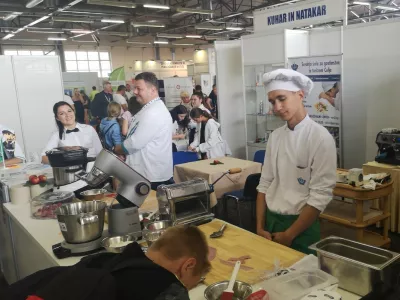 Vsako leto se na celjskem MOS-u predstavlja Srednja šola za gostinstvo in turizem Celje, na kateri izobražujejo dijake za poklica, ki sta zelo iskana, denimo kuhar in natakar. Foto Mojca Marot