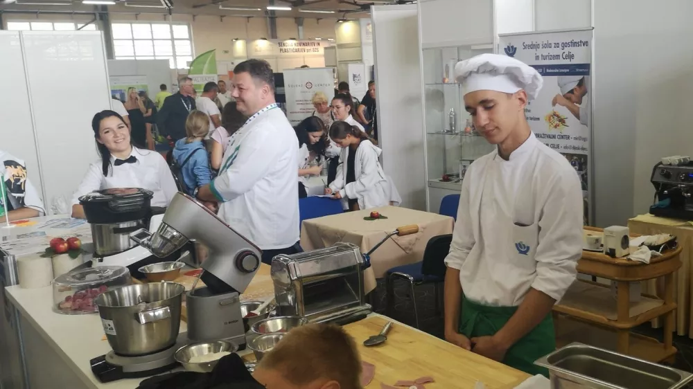 Vsako leto se na celjskem MOS-u predstavlja Srednja šola za gostinstvo in turizem Celje, na kateri izobražujejo dijake za poklica, ki sta zelo iskana, denimo kuhar in natakar. Foto Mojca Marot