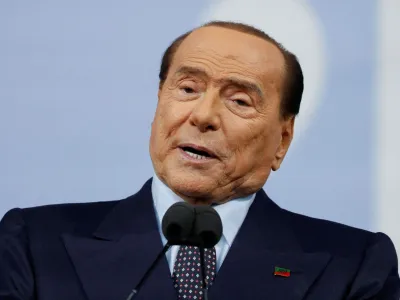 Silvio Berlusconi med volilno kampanjo septembra lani.