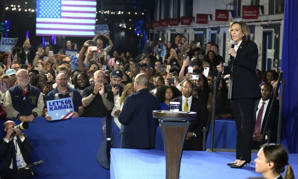 Po zaslišanju, na katerem se je Harrisova odrezala neprimerno bolje kot Joe Biden v začetku poletja, je predsedniška kandidatka demokratov delovala zelo sproščeno. Foto: AP