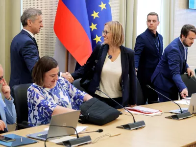 Premier Robert Golob in ministrica za zdravje Valentina Prevolnik Rupel sta naposled predstavila osnutek vladne novele zakona o zdravstveni dejavnosti. Foto: STA