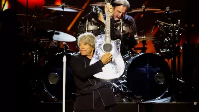 Honoree Jon Bon Jovi performs on stage during the MusiCares Person of the Year Gala in Los Angeles, California, U.S., February 2, 2024. / Foto: Reuters/mario Anzuoni/