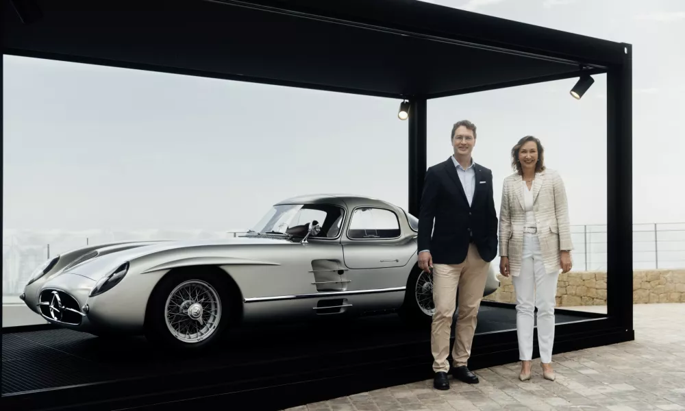 Ola Källenius, prvi mož Mercedes-Benza, in Renata Jungo Brüngger, članica uprave, z avtomobilom, ki so ga prodali za 135 milijonov evrov. / Foto: Mercedes-benz