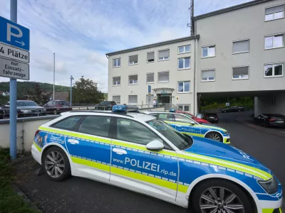 06 September 2024, Rhineland-Palatinate, Linz am Rhein: Police vehicles are parked outside the police station after an attack. Investigators believe that the attack on the police station by a man armed with a machete was Islamist-motivated. Photo: Thomas Frey/dpa