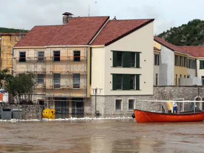 Zaradi obilnih padavin je poplavilo hrvaško mesto Obrovac v bližini Novigradskega morja.