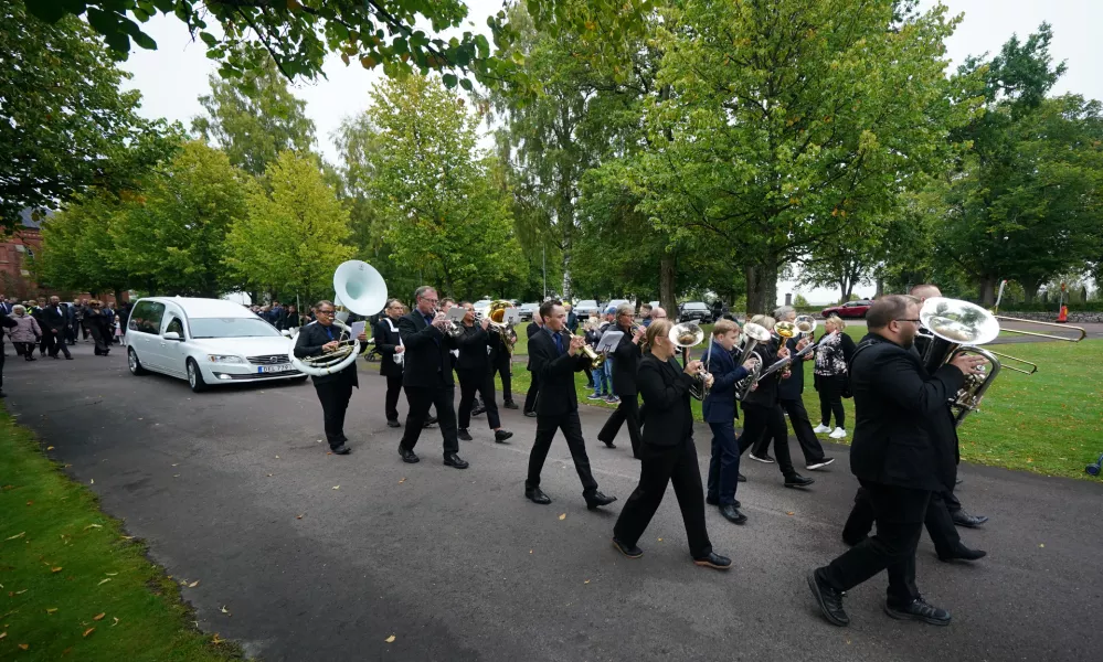 13 September 2024, Sweden, Torsby: The funeral procession for Swedish football player and manager Sven-Goran Eriksson leaves Fryksande Church in Torsby, Sweden. Photo: Yui Mok/PA Wire/dpa