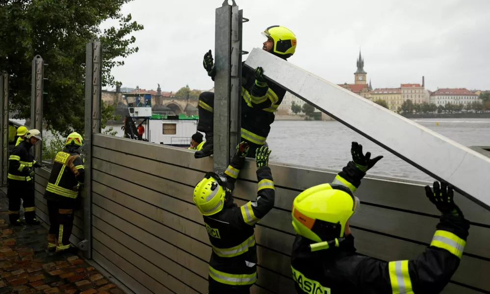 Firefighters assemble a water barrier in the medieval Kampa district to prevent flood water from spilling into streets, in Prague, Czech Republic, September 13, 2024. REUTERS/David W Cerny