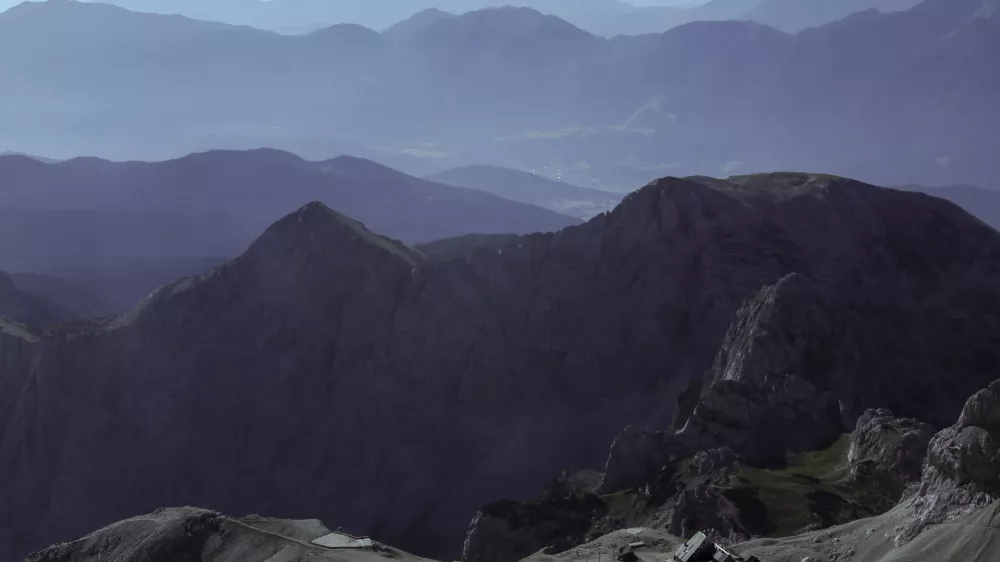 ﻿- 29.08.2015 - simbolična fotografija - Kredarica, planinci, Julijske Alpe -  - hribi - gore - pohodništvo      ///FOTO: Jaka Gasar