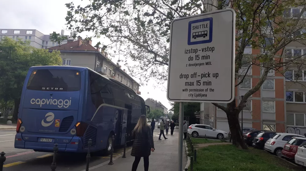 Eno od označenih postajališč za turistične avtobuse je tudi v Ilirski ulici, kjer pa avtobusi ustavljajo na obeh straneh ceste, čeprav bi smeli le na eni strani. Foto: Mateja A. Hrastar 