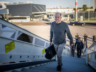 15 September 2024, Brandenburg, Schönefeld: German Chancellor Olaf Scholz boards a plane for a three-day trip to Central Asia. Scholz is visiting two of the five former Soviet republics of Central Asia, Uzbekistan and Kazakhstan, for the first time. His first stop is the more than 2,500-year-old Uzbek oasis city of Samarkand on the Silk Road. Photo: Michael Kappeler/dpa