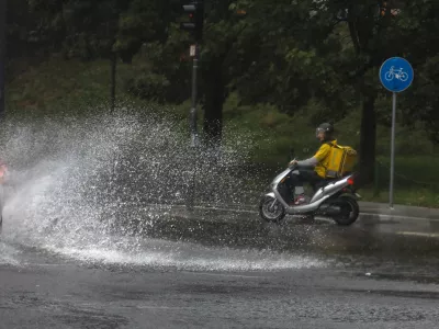 Pazimo, da z avtom ne “zaplavamo”, in tudi na ljudi okoli sebe, da jih ne “zalijemo”. Foto: Luka Cjuha