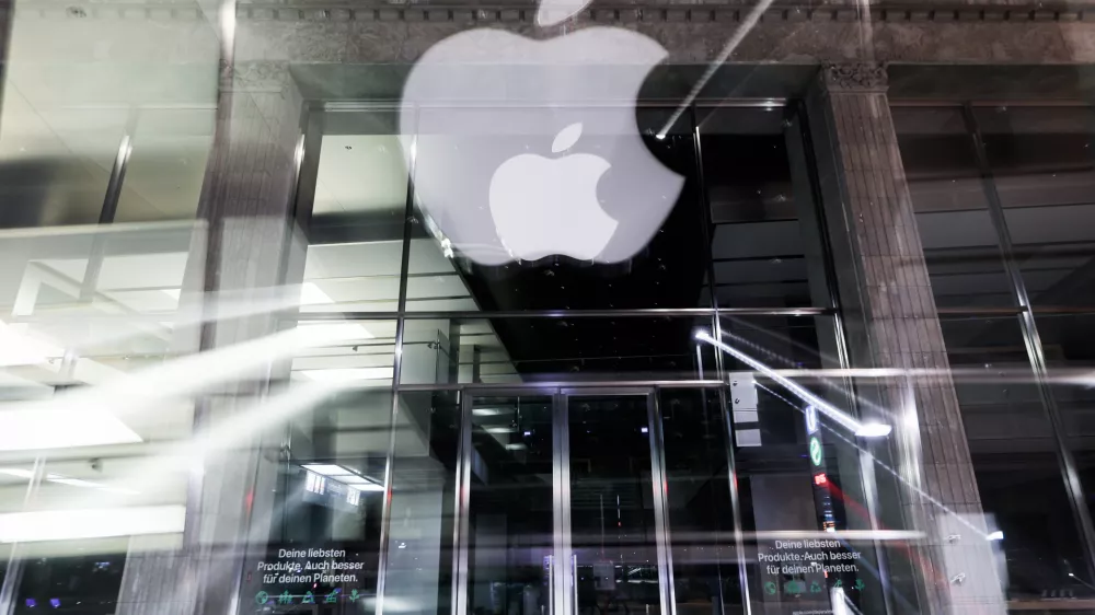 FILED - 01 May 2023, Hamburg: The logo of the US technology company Apple is seen at night at the Apple Store Jungfernstieg in the city center. Photo: Christian Charisius/dpa