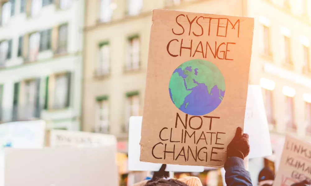 Group of demonstrators on road, young people fight for climate change - Global warming and enviroment concept - Focus on banner / Foto: Disobeyart