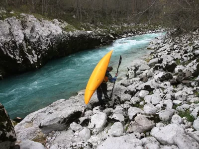 reka Soča - kajak- Dolina Soče - življenje ob Soči -    ///FOTO: Tomaž SkaleOPOMBA: ZA OBJAVO V PRILOGI – DNEVNIKOV OBJEKTIV - REPORTAŽA