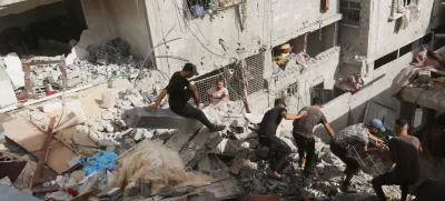 16 September 2024, Palestinian Territories, Nuseirat: Palestinian residents conduct search and rescue operations among the rubbles of demolished house following an Israeli attack on a house at Nuseirat Refugee camp in Gaza City. Photo: Omar Ashtawy/APA Images via ZUMA Press Wire/dpa