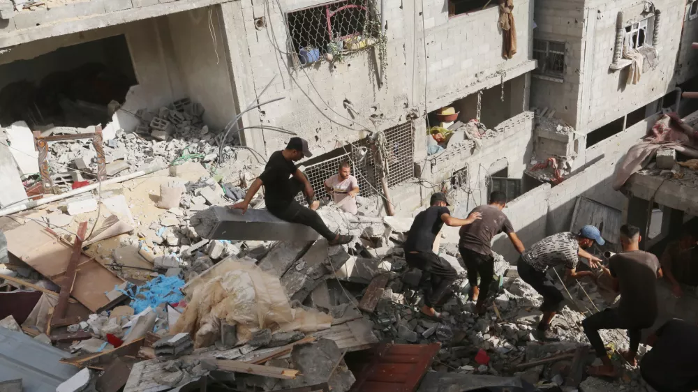 16 September 2024, Palestinian Territories, Nuseirat: Palestinian residents conduct search and rescue operations among the rubbles of demolished house following an Israeli attack on a house at Nuseirat Refugee camp in Gaza City. Photo: Omar Ashtawy/APA Images via ZUMA Press Wire/dpa