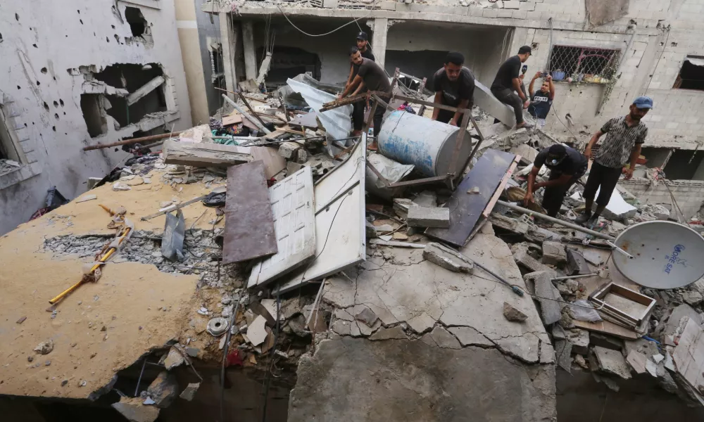 16 September 2024, Palestinian Territories, Nuseirat: Palestinian residents conduct search and rescue operations among the rubbles of demolished house following an Israeli attack on a house at Nuseirat Refugee camp in Gaza City. Photo: Omar Ashtawy/APA Images via ZUMA Press Wire/dpa