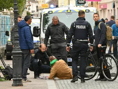 Slovenija, Ljubljana, 16.09.2024, 16. september 2024Poškodovan moški in policija ter reševalci po fizičnem napadu sredi Trubarjeve ulice. Dogodek, družba, ulica, kriminalFoto: Žiga Živulović jr./Bobosimbolična fotografija