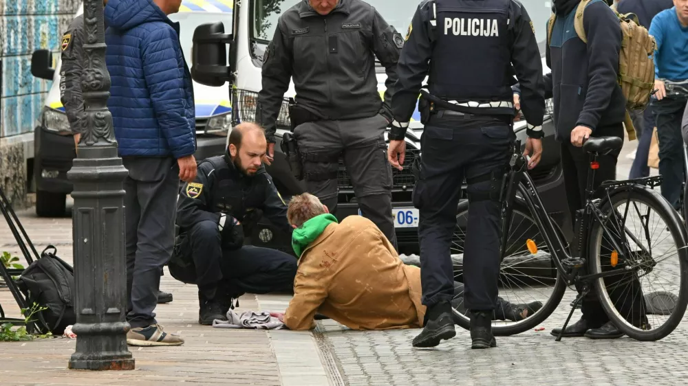 Slovenija, Ljubljana, 16.09.2024, 16. september 2024Poškodovan moški in policija ter reševalci po fizičnem napadu sredi Trubarjeve ulice. Dogodek, družba, ulica, kriminalFoto: Žiga Živulović jr./Bobosimbolična fotografija