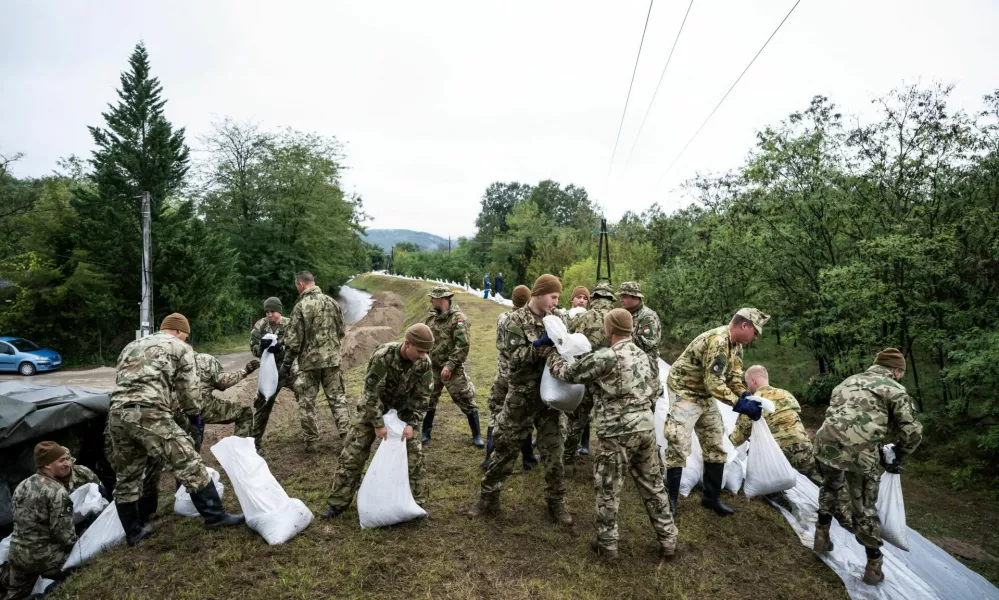 Soldiers carry sandbags to strengthen the dam along the river Danube in Pilismarot, Hungary, September 16, 2024. REUTERS/Marton Monus