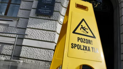 simbolična fotografija - opozorilna tabla - pozor spolzka tla - Vrhovno sodišče Republike Slovenije - Višje in Okrožno sodišče v Ljubljani, Tavčarjeva ulica 9, stavba - - pravosodje - pravo - pravičnost - pravica - pravni sistem - tožilstvo - sodna oblast - sodišča - //FOTO: Bojan Velikonja