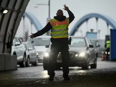 A police officer gestures to a vehicle at a checkpoint on the German-Polish border crossing "Stadtbruecke", as all German land borders are subject to random controls to protect internal security and reduce irregular migration, in Frankfurt (Oder), Germany September 16, 2024. REUTERS/Annegret Hilse   TPX IMAGES OF THE DAY