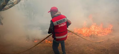 A firefighter works to extinguish a wildfire in Penalva do Castelo, Portugal, September 16, 2024. REUTERS/Pedro Nunes