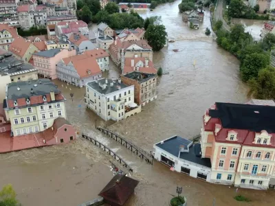 Drone footage shows a submerged bridge amid flooding in Klodzko, Lower Silesia region, Poland September 15, 2024 in this still image from social media video. Jakub Karolewicz via REUTERS THIS IMAGE HAS BEEN SUPPLIED BY A THIRD PARTY. MANDATORY CREDIT. NO RESALES. NO ARCHIVES. / Foto: Jakub Karolewicz