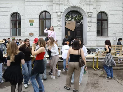 17.05.2024 - zaključek šolskega leta - maturanti - Gimnazija Poljane – veselje dijakov ob zaključku 2. ocenjevalnega obdobja in pouka za zaključne letnike v šolskem letuFOTO: Luka Cjuha