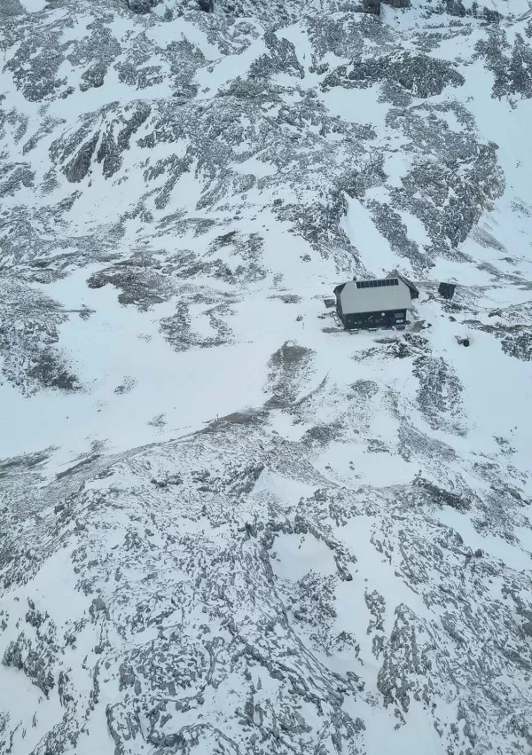 V nedeljo so s helikopterjem izpod Triglava v dolino prepeljali dve tuji pohodnici. Foto: GRZS