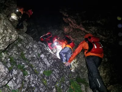 Kamniški reševalci so v močnem dežju, vetru in megli reševali pohodnika, ki sta se zaplezala na južnem pobočju Planjave. Foto: Janez Kosirnik/DGRS Kamnik