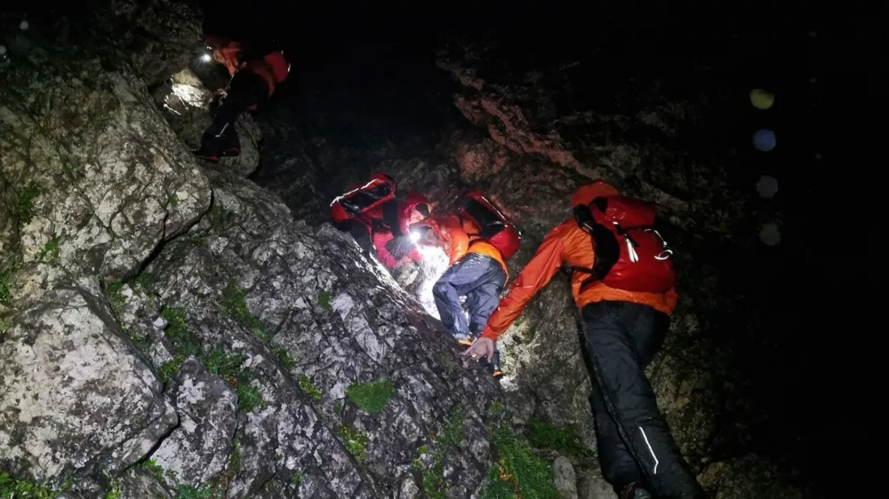 Kamniški reševalci so v močnem dežju, vetru in megli reševali pohodnika, ki sta se zaplezala na južnem pobočju Planjave. Foto: Janez Kosirnik/DGRS Kamnik