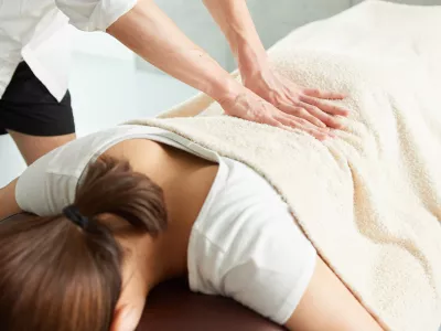 Japanese woman receiving a waist massage / Foto: Mapo