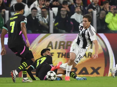 Soccer Football - Champions League - Juventus v PSV Eindhoven - Allianz Stadium, Turin, Italy - September 17, 2024 Juventus' Kenan Yildiz in action with PSV Eindhoven's Richard Ledezma and Malik Tillman REUTERS/Massimo Pinca