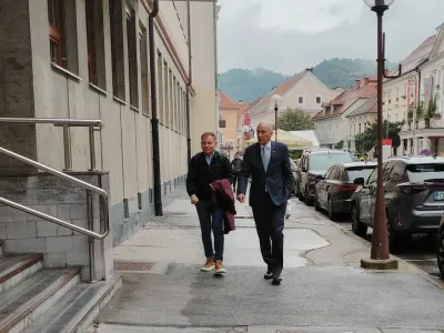 Franci Matoz in Janez Janša ob prihodu na celjsko sodišče, kjer Janši sodijo v zadevi Trenta. Foto:  Mojca Marot